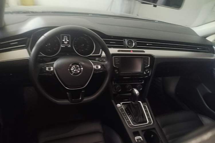 Used Volkswagen Magotan 2017 330TSI DSG Leading Model Center Console