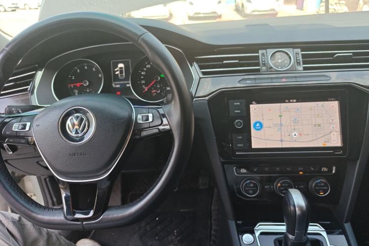 Used Volkswagen Magotan 2017 330TSI DSG Luxury Model Center Console