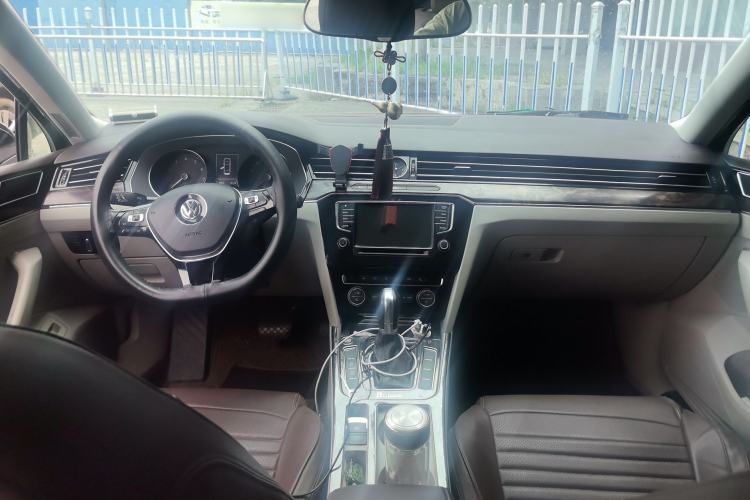 Used Volkswagen Magotan 2017 330TSI DSG Luxury Model Center Console