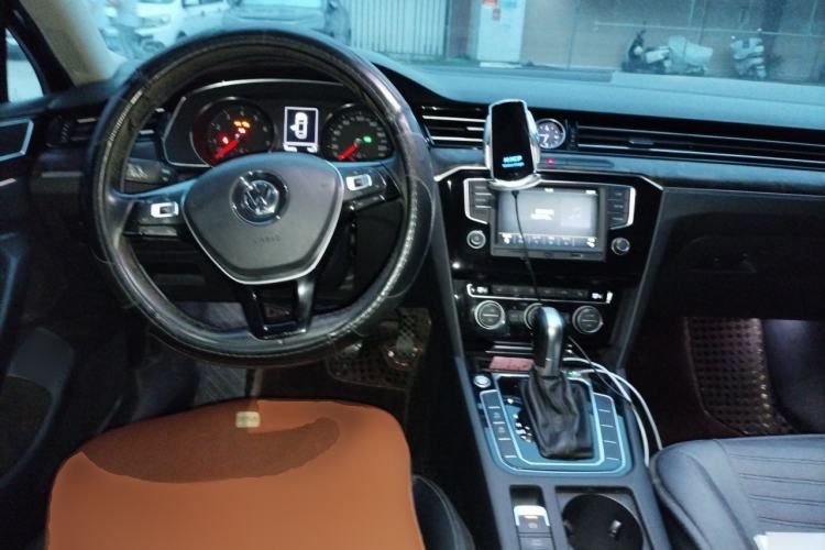 Used Volkswagen Magotan 2017 330TSI DSG Luxury Model Center Console