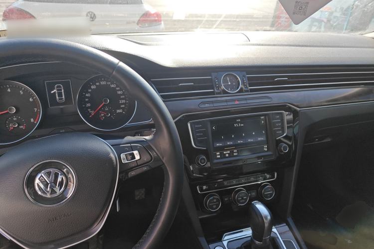 Used Volkswagen Magotan 2017 330TSI DSG Luxury Model Center Console