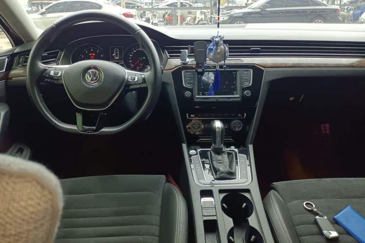 Used Volkswagen Magotan 2017 330TSI DSG Luxury Model Center Console