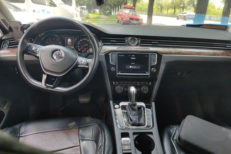 Used Volkswagen Magotan 2017 330TSI DSG Luxury Model Center Console