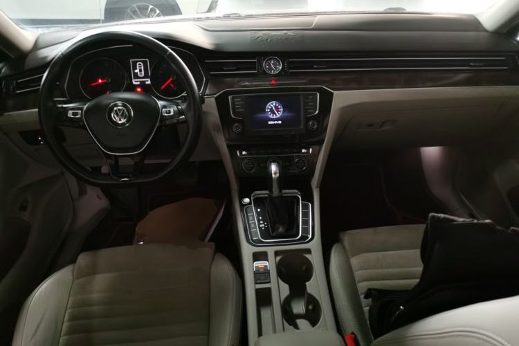 Used Volkswagen Magotan 2017 330TSI DSG Luxury Model Center Console