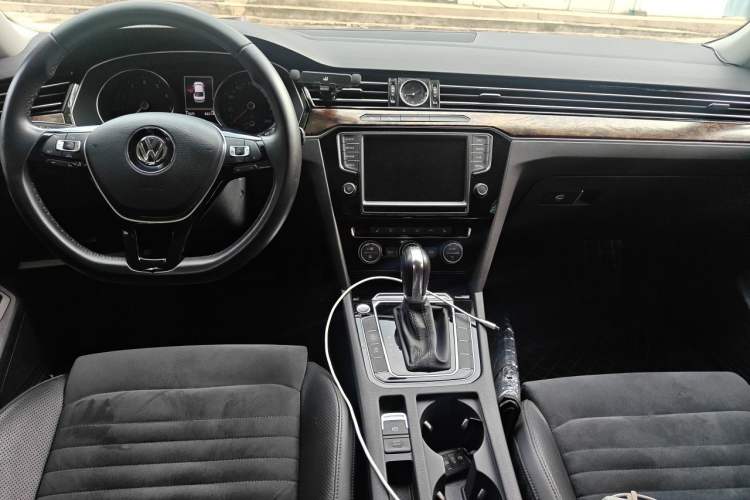 Used Volkswagen Magotan 2017 330TSI DSG Luxury Model Center Console