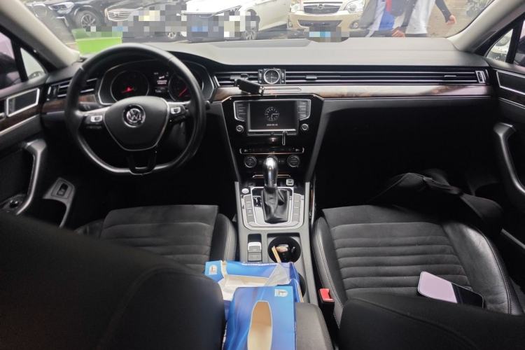 Used Volkswagen Magotan 2017 330TSI DSG Luxury Model Center Console