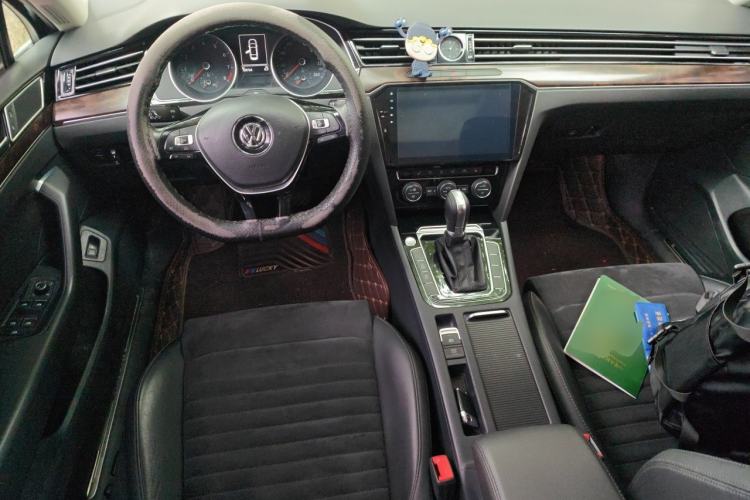 Used Volkswagen Magotan 2017 330TSI DSG Luxury Model Center Console