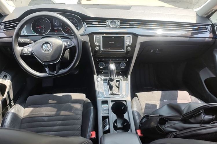 Used Volkswagen Magotan 2017 380TSI DSG Luxury Model Center Console