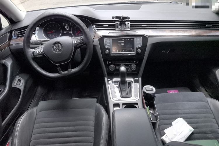 Used Volkswagen Magotan 2017 330TSI DSG Luxury Model Center Console