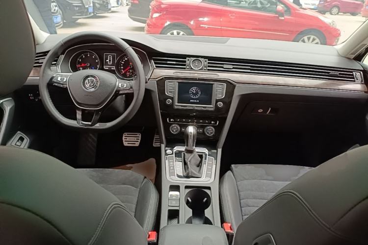Used Volkswagen Magotan 2017 330TSI DSG Luxury Model Center Console