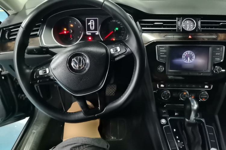 Used Volkswagen Magotan 2017 330TSI DSG Luxury Model Center Console