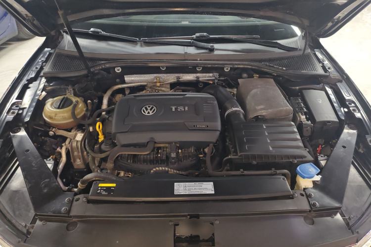 Used Volkswagen Magotan 2017 330TSI DSG Luxury Model Engine Bay