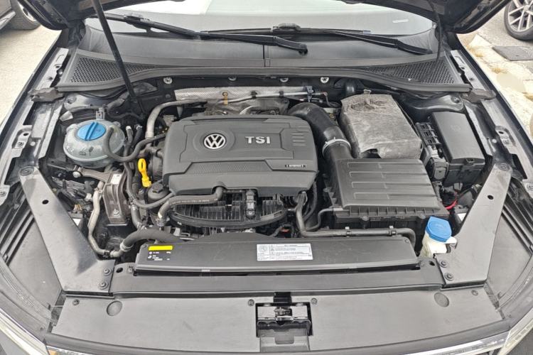 Used Volkswagen Magotan 2017 330TSI DSG Luxury Model Engine Bay