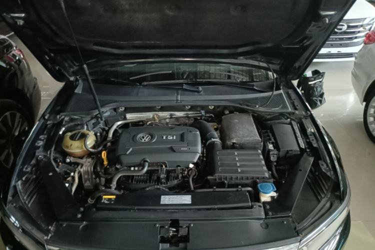 Used Volkswagen Magotan 2017 330TSI DSG Luxury Model Engine Bay
