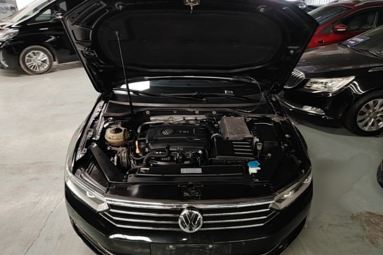 Used Volkswagen Magotan 2017 330TSI DSG Luxury Model Engine Bay
