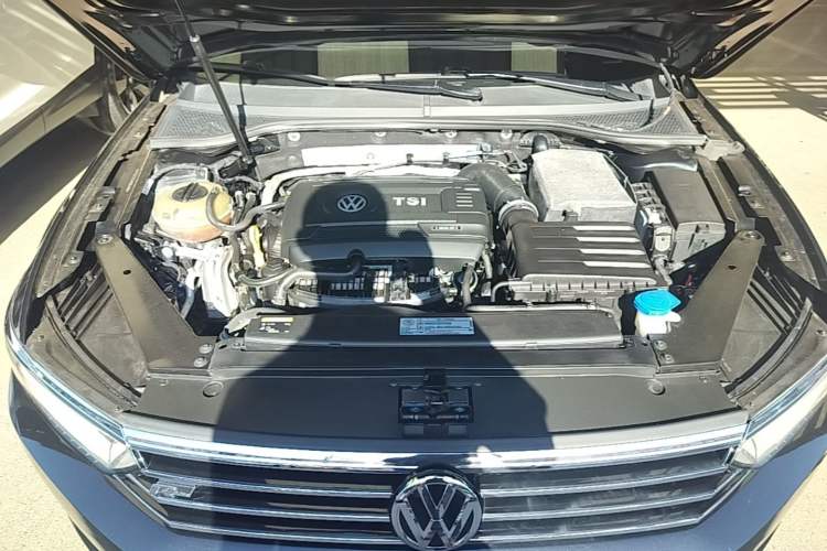 Used Volkswagen Magotan 2017 330TSI DSG Luxury Model Engine Bay