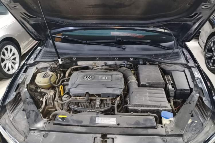Used Volkswagen Magotan 2017 330TSI DSG Leading Model Engine Bay