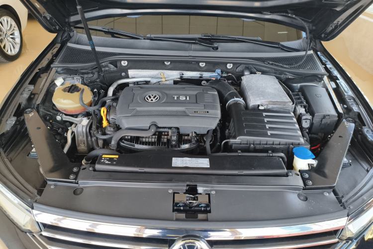 Used Volkswagen Magotan 2017 330TSI DSG Luxury Model Engine Bay