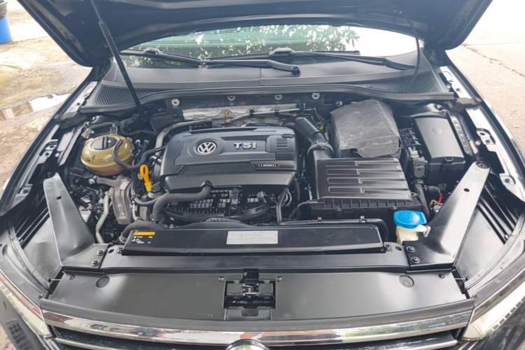 Used Volkswagen Magotan 2017 330TSI DSG Luxury Model Engine Bay
