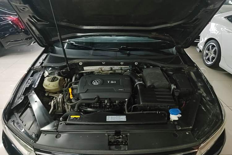 Used Volkswagen Magotan 2017 330TSI DSG Luxury Model Engine Bay