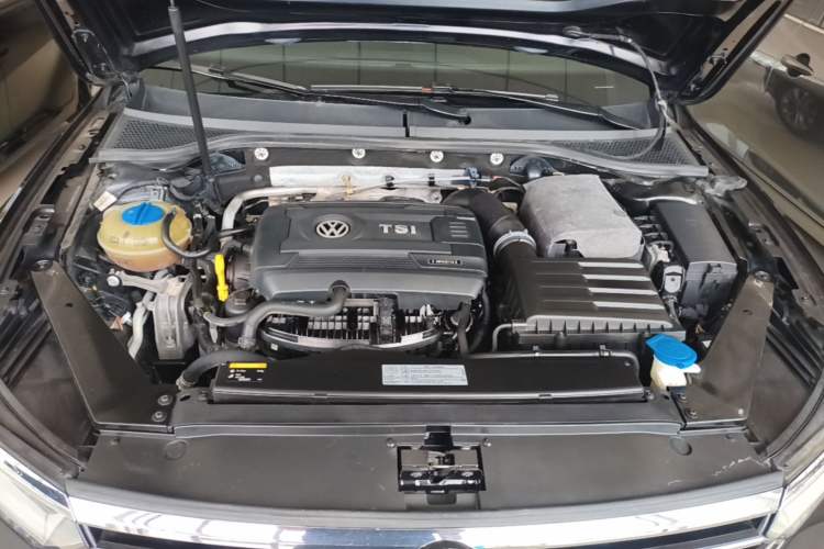 Used Volkswagen Magotan 2017 330TSI DSG Luxury Model Engine Bay