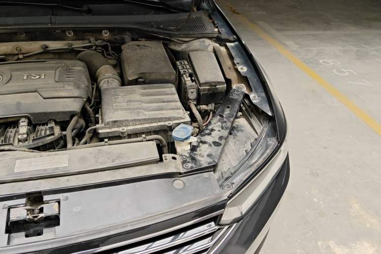 Used Volkswagen Magotan 2017 330TSI DSG Leading Model Engine Bay Left