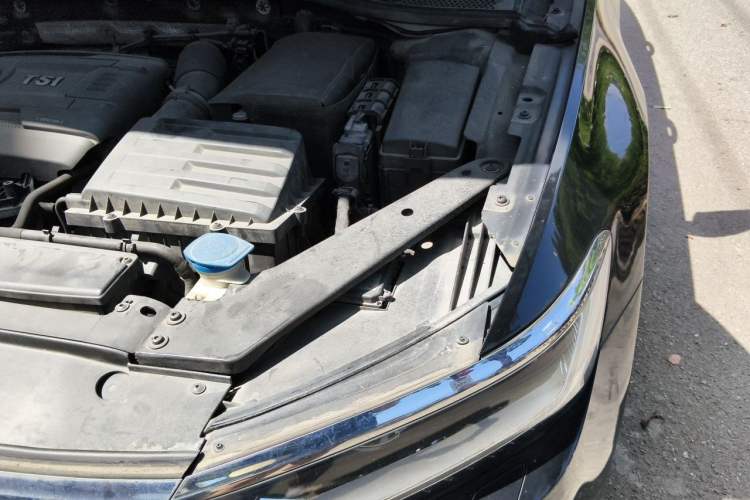 Used Volkswagen Magotan 2017 330TSI DSG Luxury Model Engine Bay Left