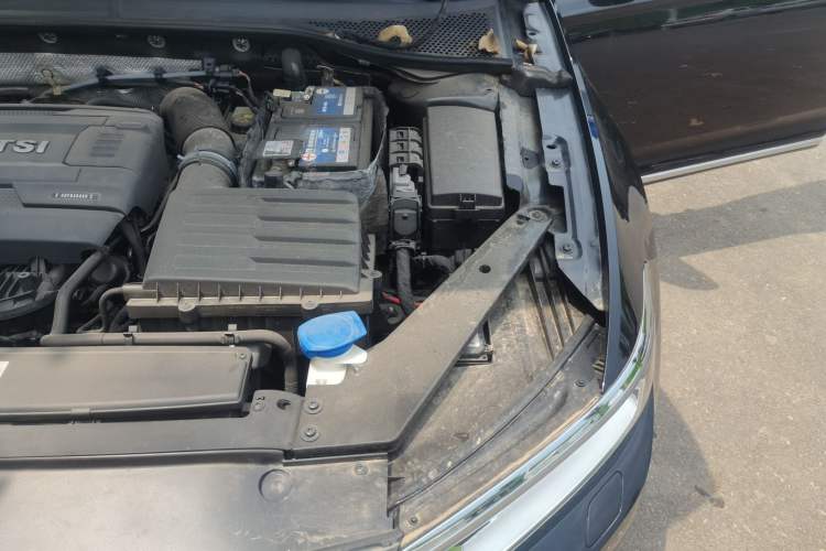 Used Volkswagen Magotan 2017 330TSI DSG Luxury Model Engine Bay Left
