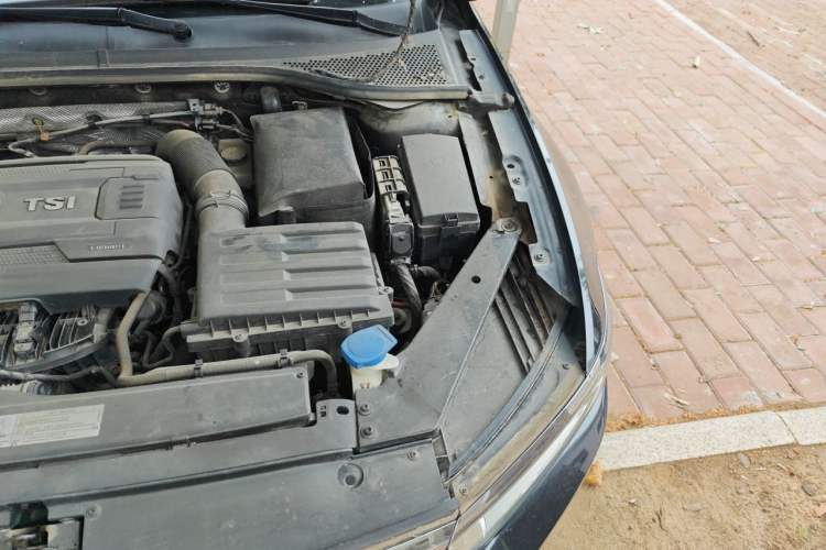 Used Volkswagen Magotan 2017 330TSI DSG Luxury Model Engine Bay Left