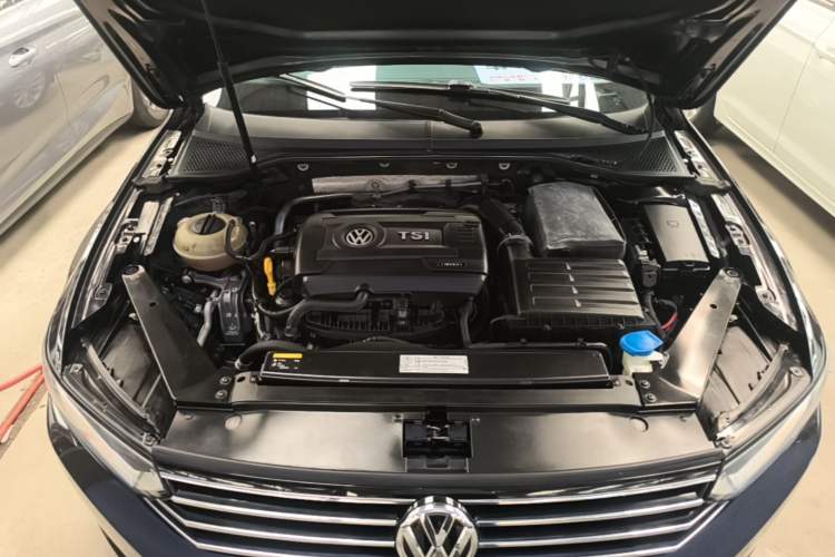 Used Volkswagen Magotan 2017 330TSI DSG Leading Model Engine Bay
