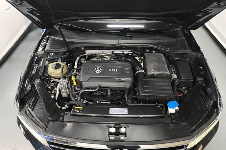 Used Volkswagen Magotan 2017 330TSI DSG Luxury Model Engine Bay