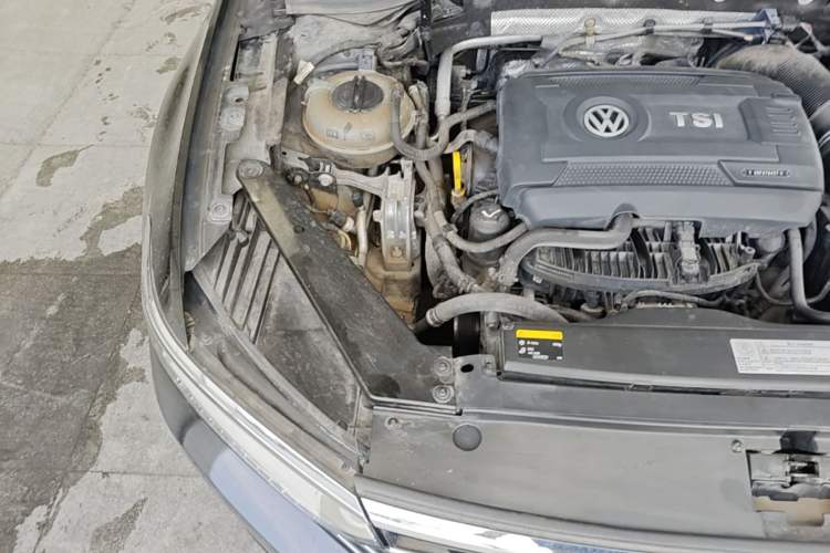 Used Volkswagen Magotan 2017 330TSI DSG Luxury Model Engine Bay Right