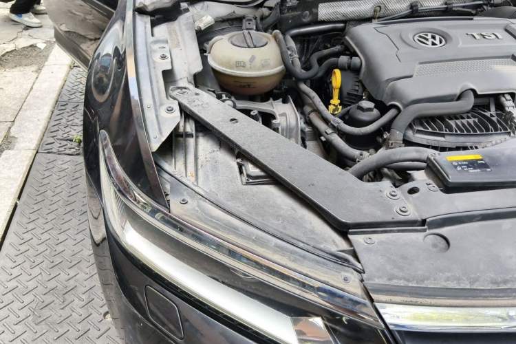 Used Volkswagen Magotan 2017 330TSI DSG Luxury Model Engine Bay Right
