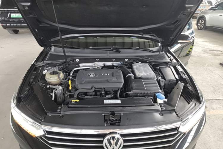 Used Volkswagen Magotan 2017 330TSI DSG Luxury Model Engine Bay