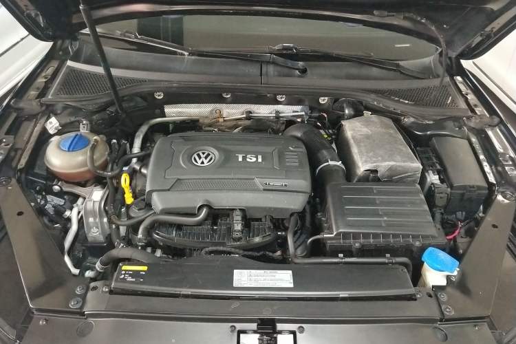 Used Volkswagen Magotan 2017 330TSI DSG Luxury Model Engine Bay