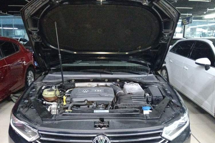 Used Volkswagen Magotan 2017 330TSI DSG Leading Model Engine Bay
