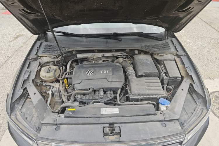Used Volkswagen Magotan 2017 330TSI DSG Luxury Model Engine Bay