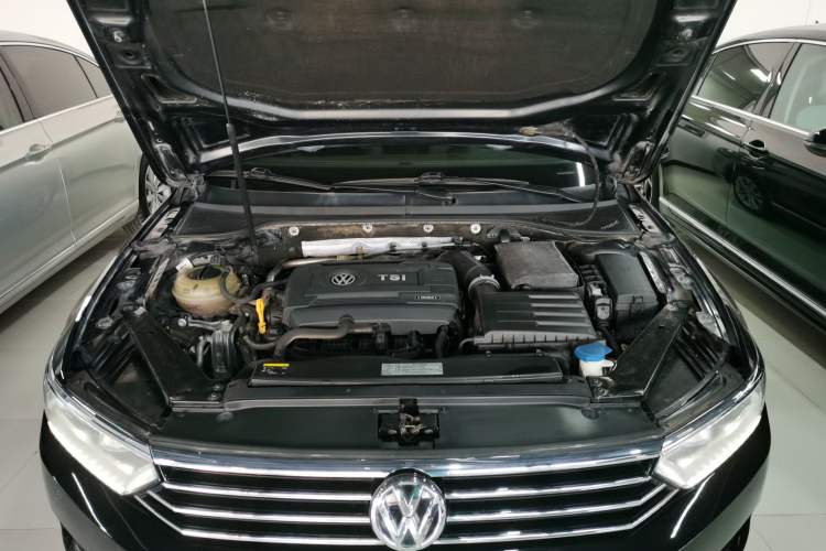 Used Volkswagen Magotan 2017 330TSI DSG Luxury Model Engine Bay