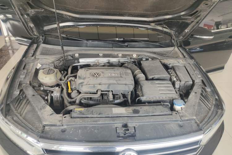 Used Volkswagen Magotan 2017 330TSI DSG Luxury Model Engine Bay