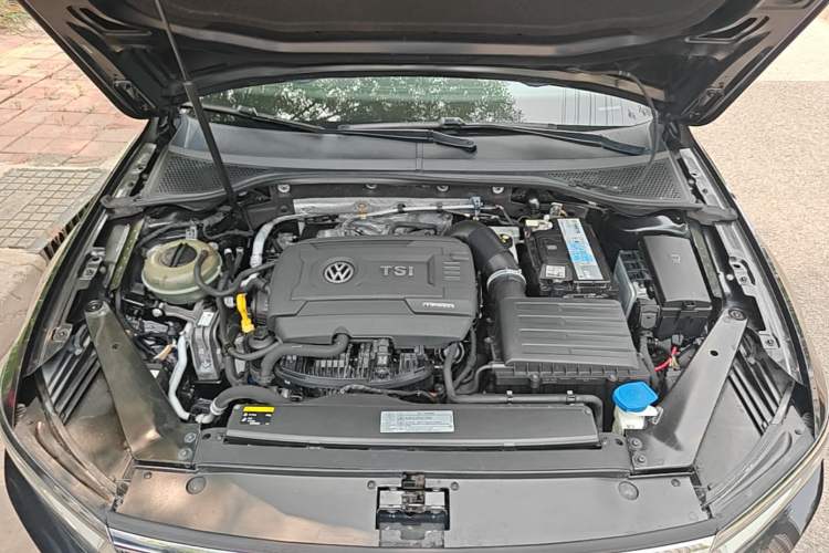 Used Volkswagen Magotan 2017 330TSI DSG Luxury Model Engine Bay
