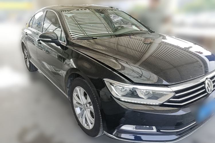 Used Volkswagen Magotan 2017 330TSI DSG Luxury Model Front Right 45 Deg