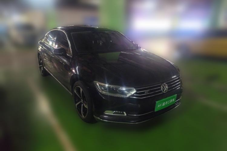 Used Volkswagen Magotan 2017 330TSI DSG Leading Model Front Right 45 Deg
