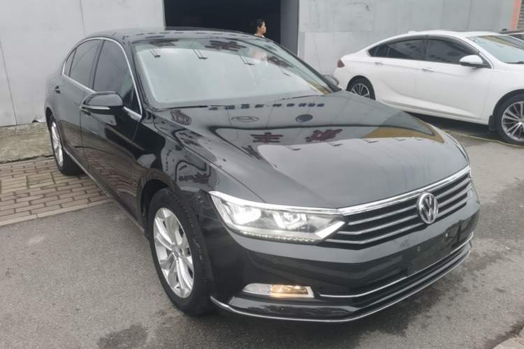 Used Volkswagen Magotan 2017 330TSI DSG Luxury Model Front Right 45 Deg