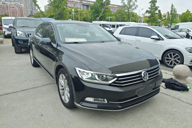 Used Volkswagen Magotan 2017 330TSI DSG Luxury Model Front Right 45 Deg