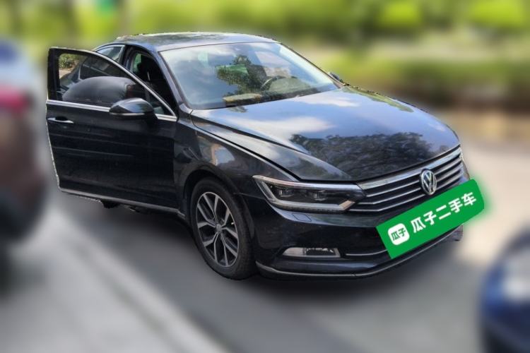 Used Volkswagen Magotan 2017 330TSI DSG Luxury Model Front Right 45 Deg