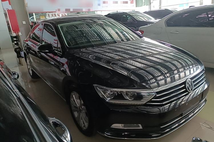 Used Volkswagen Magotan 2017 330TSI DSG Luxury Model Front Right 45 Deg