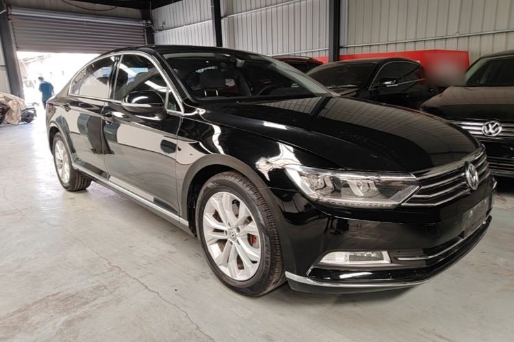 Used Volkswagen Magotan 2017 330TSI DSG Luxury Model Front Right 45 Deg