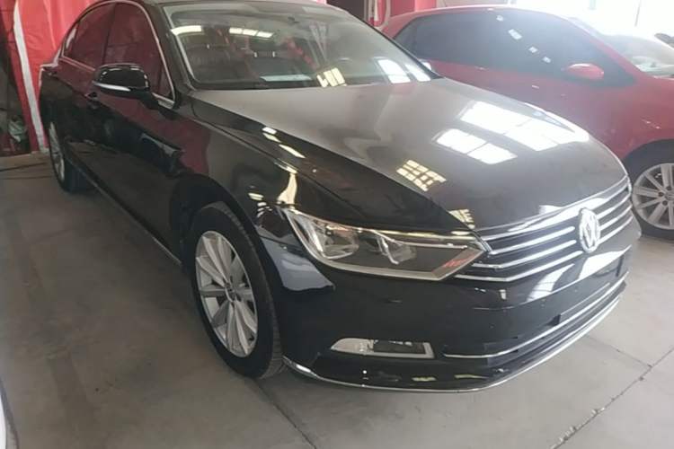 Used Volkswagen Magotan 2017 330TSI DSG Leading Model Front Right 45 Deg