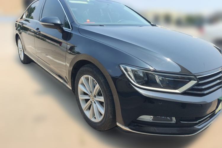 Used Volkswagen Magotan 2017 330TSI DSG Leading Model Front Right 45 Deg