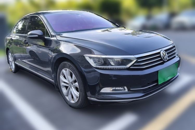 Used Volkswagen Magotan 2017 330TSI DSG Luxury Model Front Right 45 Deg